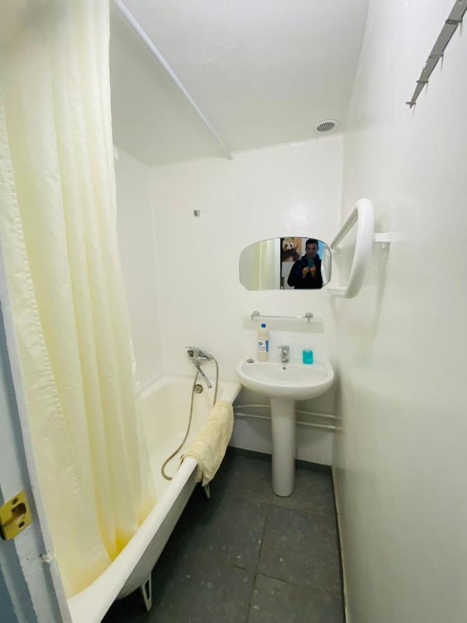 Real Home Apartments- Geroiv Dnipra Metro Station キエフ エクステリア 写真
