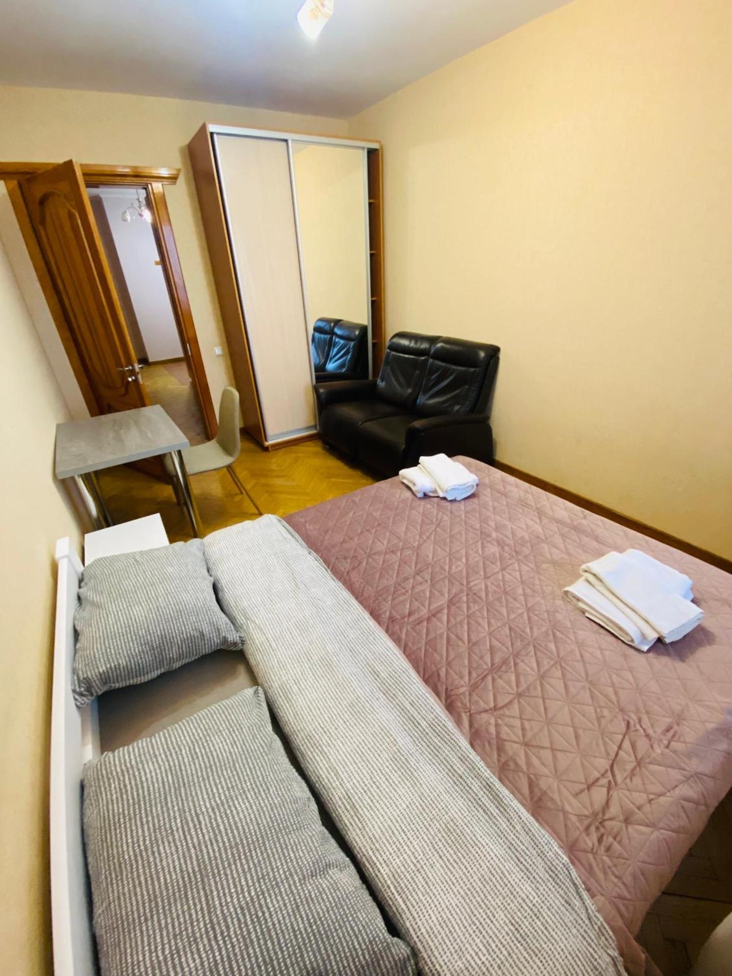 Real Home Apartments- Geroiv Dnipra Metro Station キエフ エクステリア 写真